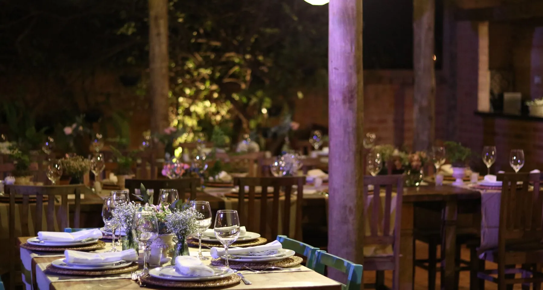 Mesa decorada para uma celebração à noite
