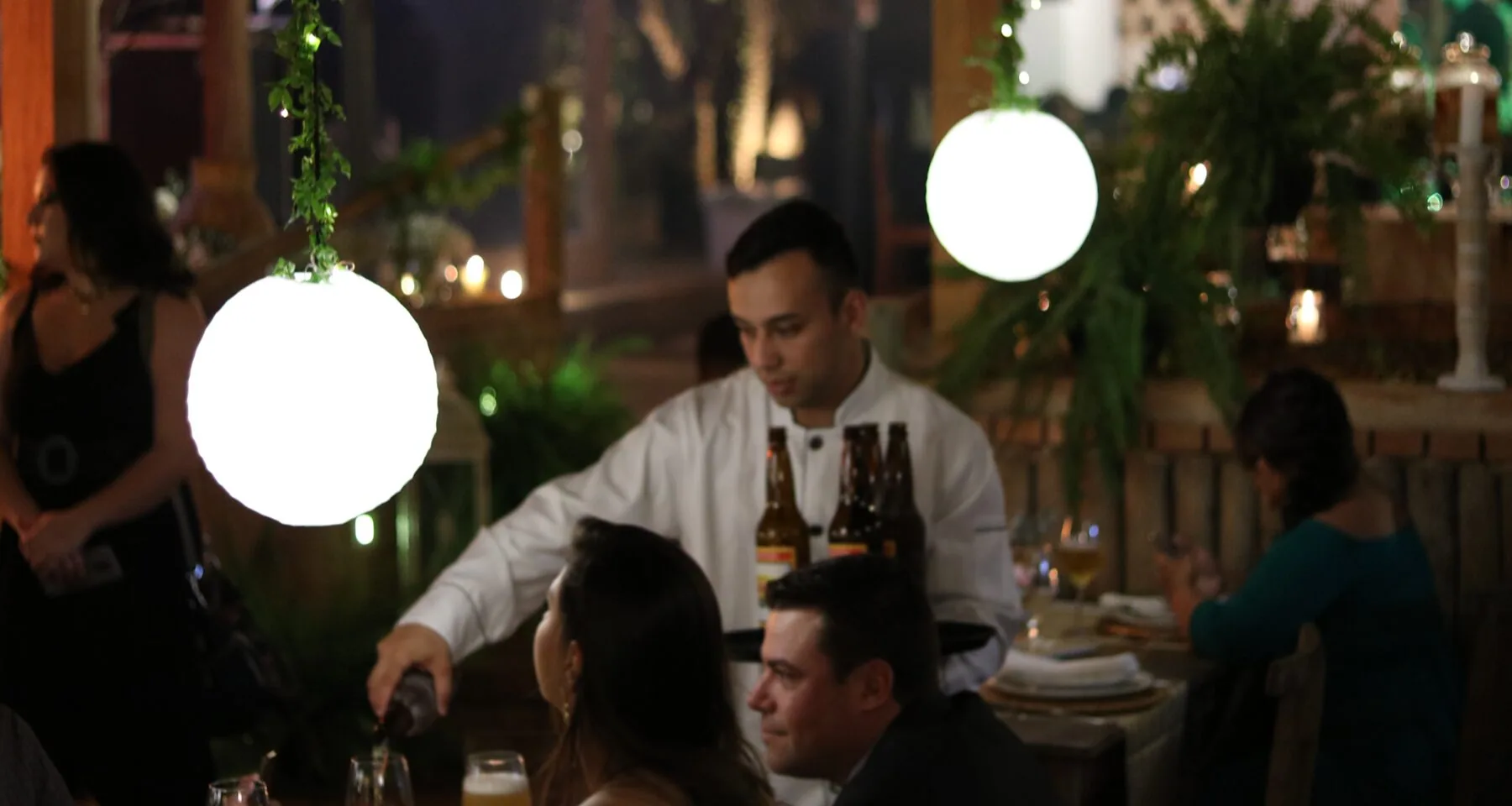 Equipe servindo convidados em um evento