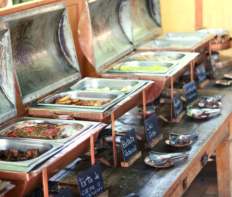 Buffet quente servido em réchauds de cobre