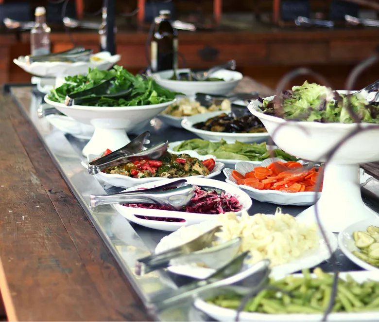 Mesa de saladas frescas da casa