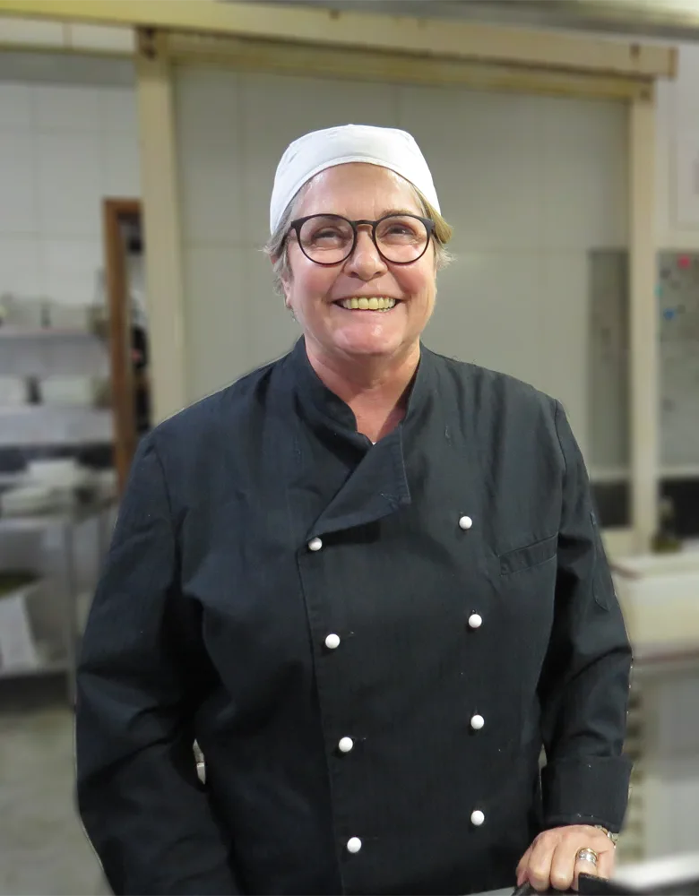 Chef Luciana Valladão sorrindo na cozinha