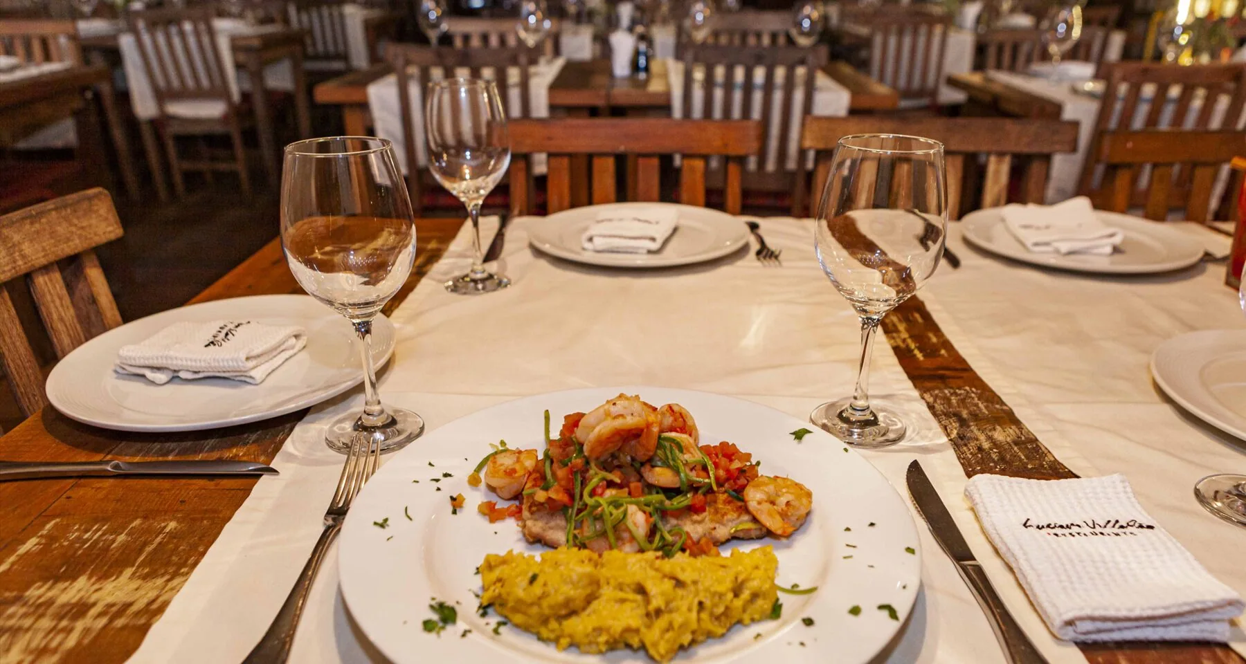 Prato de camarões servido no restaurante